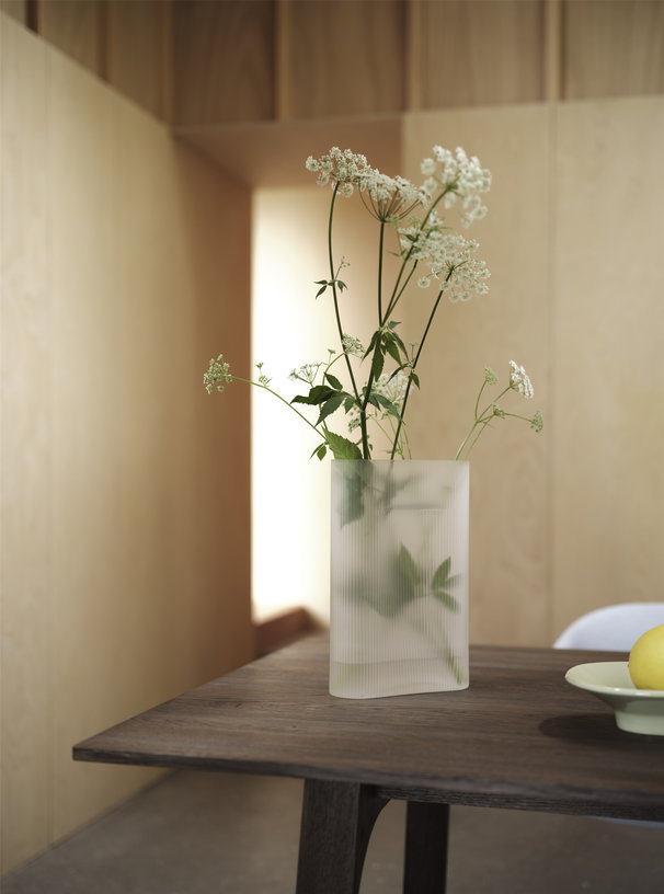 vase-en-verre-souffle-of-white-35cm-ridge-muuto-5