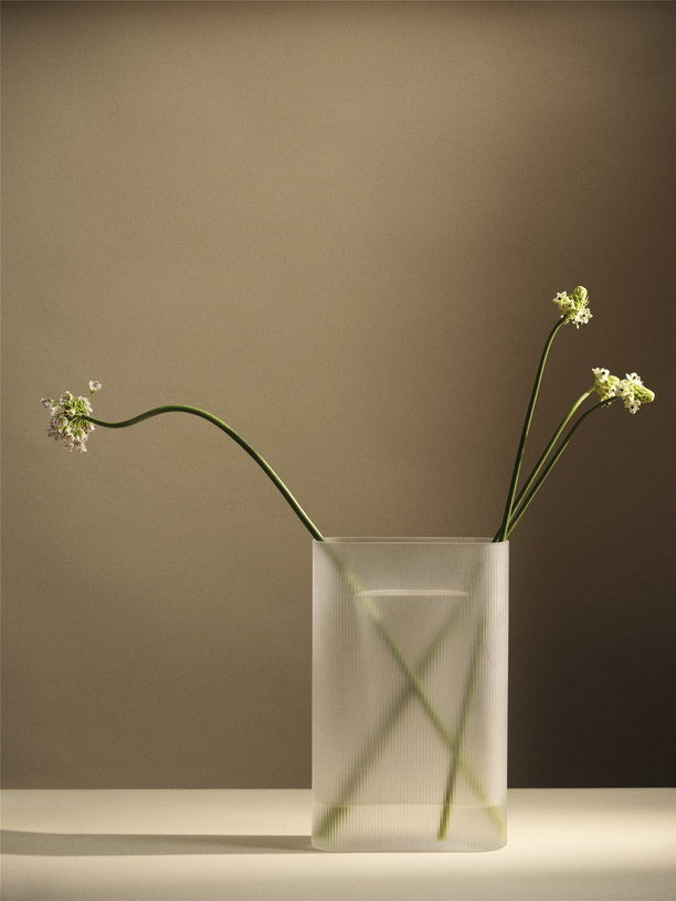 vase-en-verre-souffle-blanc-48-5cm-ridge-muuto-5