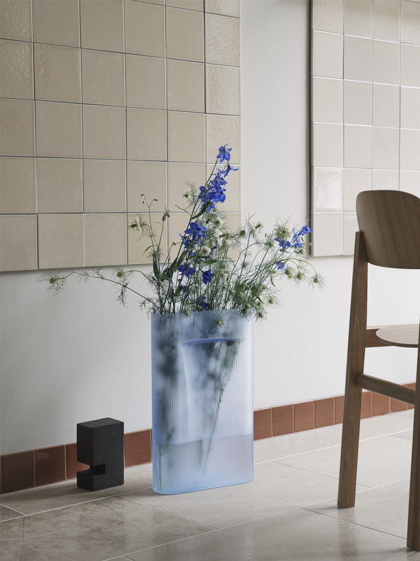 vase-en-verre-souffle-bleu-48-5cm-ridge-muuto-2
