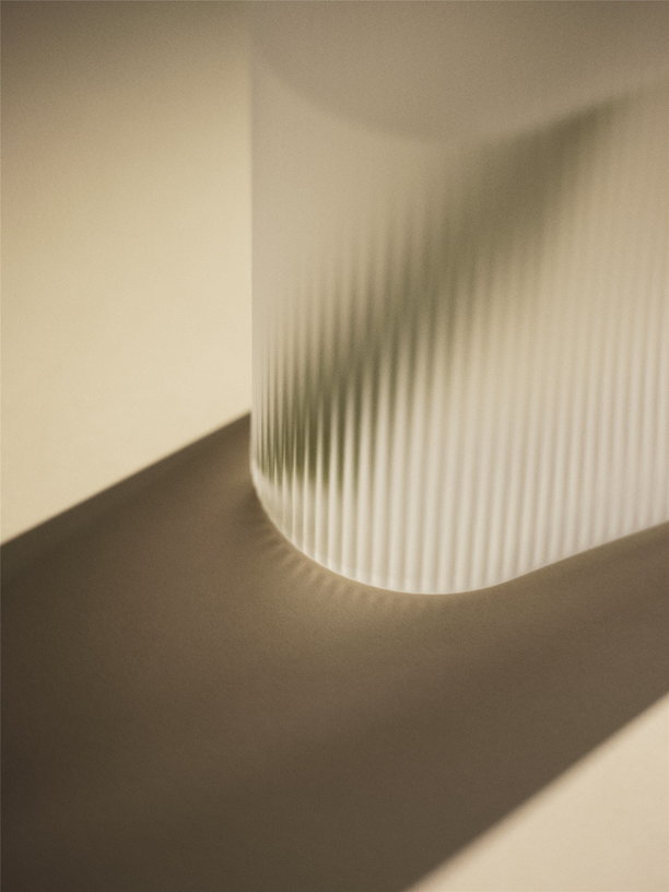vase-en-verre-souffle-blanc-16-5cm-ridge-muuto-5