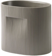 cache-pot-en-argile-taupe-24cm-ridge-muuto-1