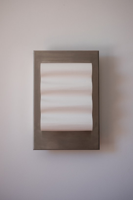 applique-murale-rectangulaire-en-papier-et-aluminium-brut-35x24cm-frame-violaine-d-harcourt-1