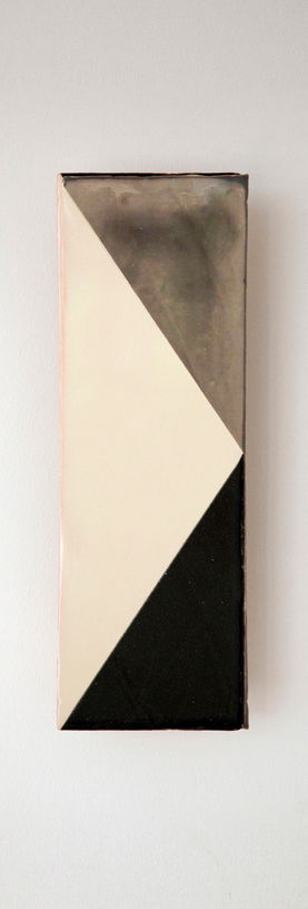 applique-murale-rectangulaire-en-ceramique-grise-et-noire-30x10cm-tile-violaine-d-harcourt-1