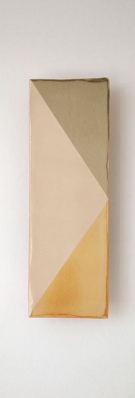 applique-murale-rectangulaire-en-ceramique-verte-et-jaune-30x10cm-tile-violaine-d-harcourt-1