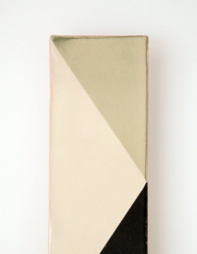 applique-murale-rectangulaire-en-ceramique-verte-et-noire-30x10cm-tile-violaine-d-harcourt-3