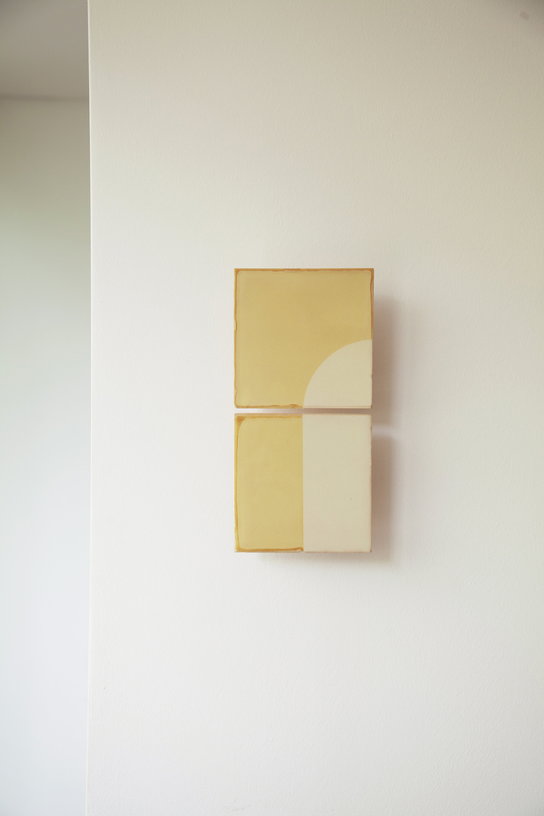 applique-murales-en-ceramique-jaune-29x14cm-tiles-door-violaine-d-harcourt-1