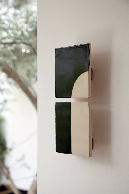 applique-murales-en-ceramique-noire-29x14cm-tiles-door-violaine-d-harcourt-2