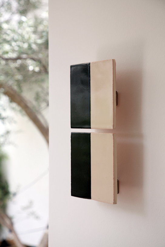 applique-murales-en-ceramique-noire-29x14cm-tiles-line-violaine-d-harcourt-2