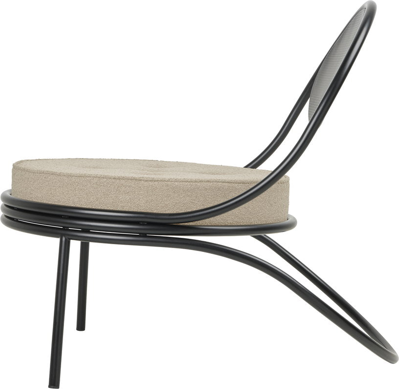 fauteuil-lounge-noir-et-boucle-beige-copacabana-gubi-3