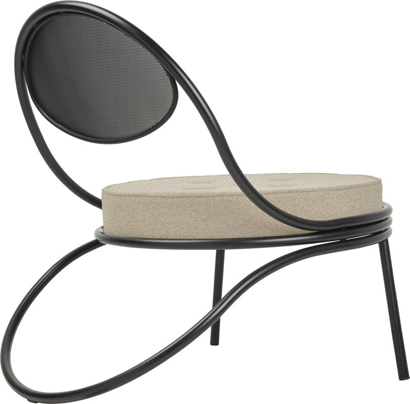 fauteuil-lounge-noir-et-boucle-beige-copacabana-gubi-4