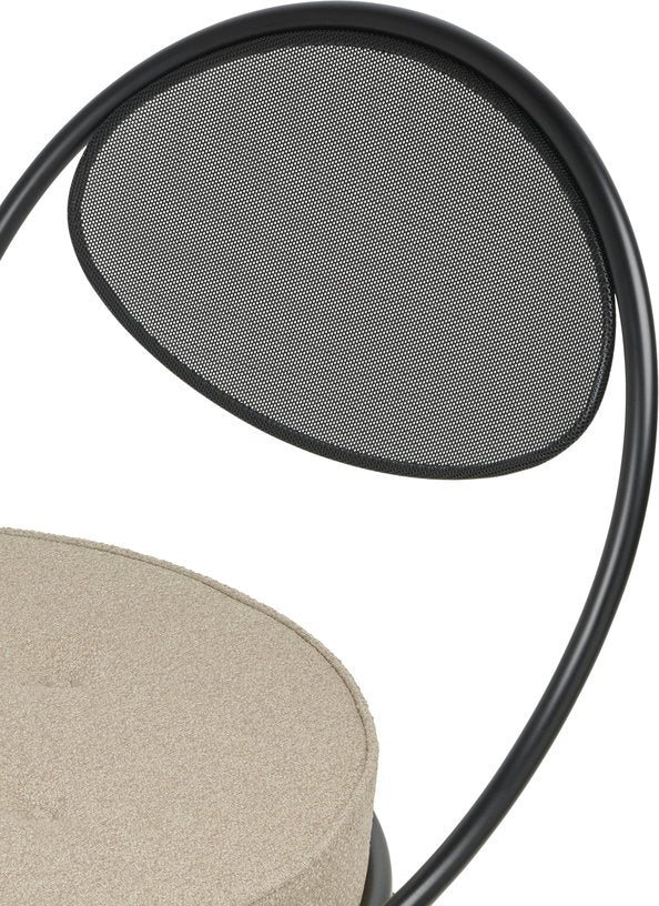 fauteuil-lounge-noir-et-boucle-beige-copacabana-gubi-5