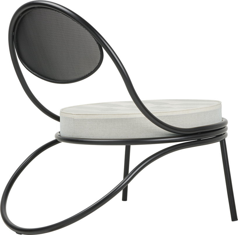 fauteuil-lounge-noir-et-tissu-raye-copacabana-gubi-4
