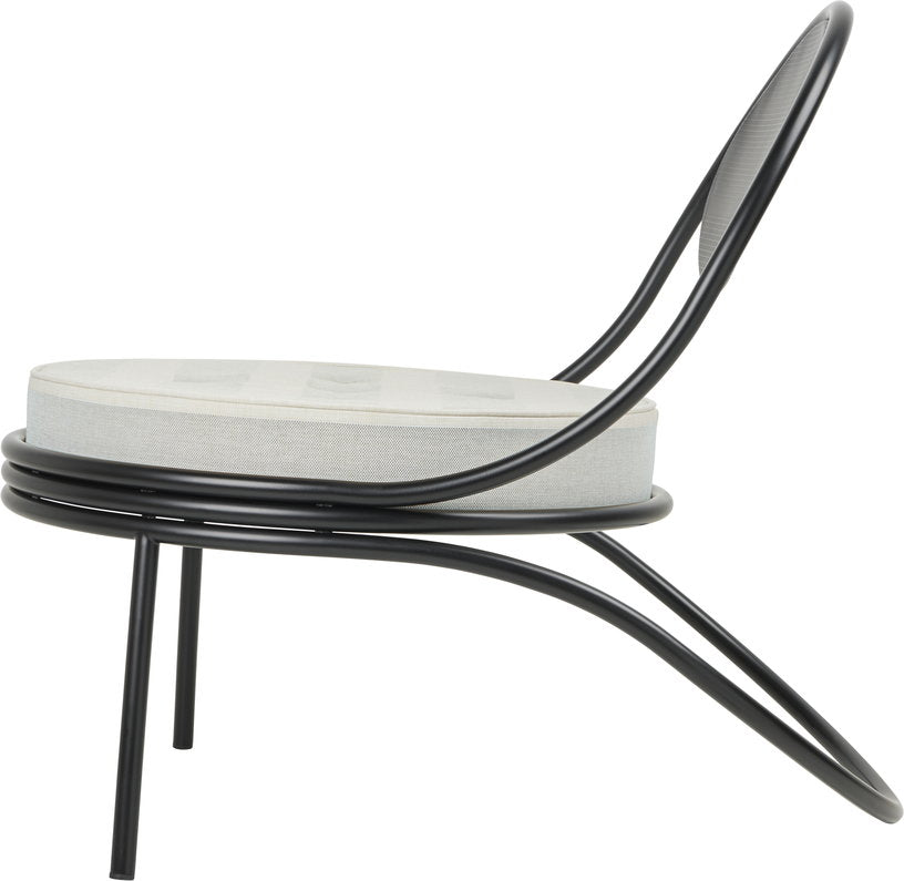 fauteuil-lounge-noir-et-tissu-raye-copacabana-gubi-3