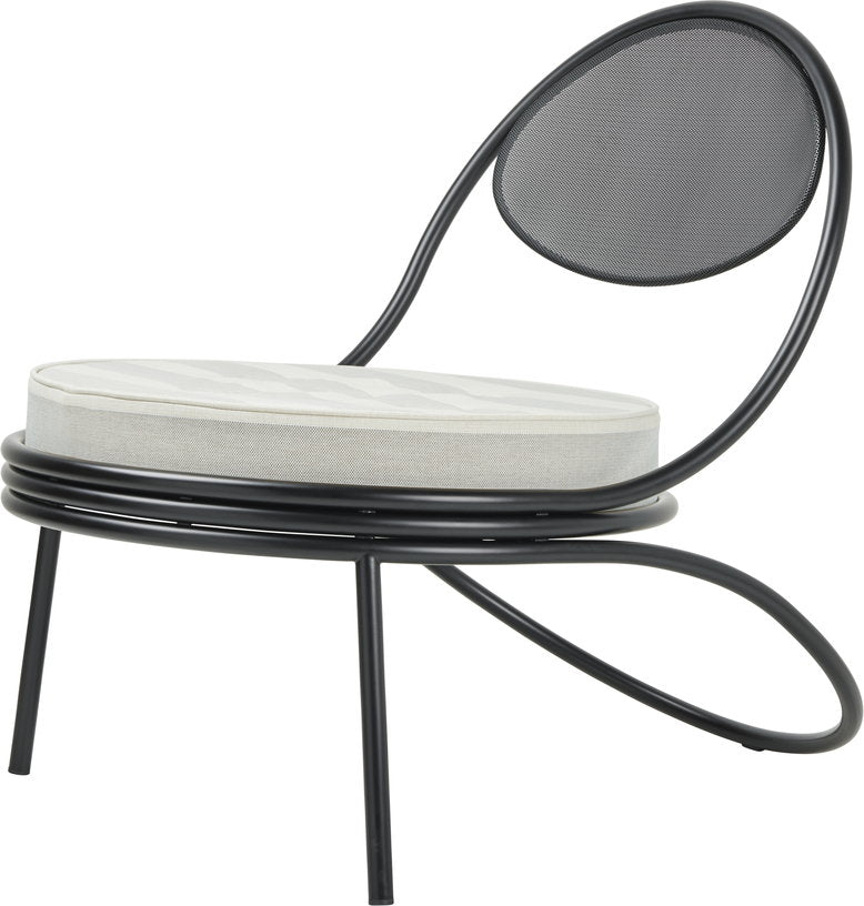 fauteuil-lounge-noir-et-tissu-raye-copacabana-gubi-1
