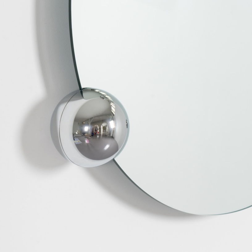 miroir-design-ovale-argente-71cm-sphera-solstice-moustache-3