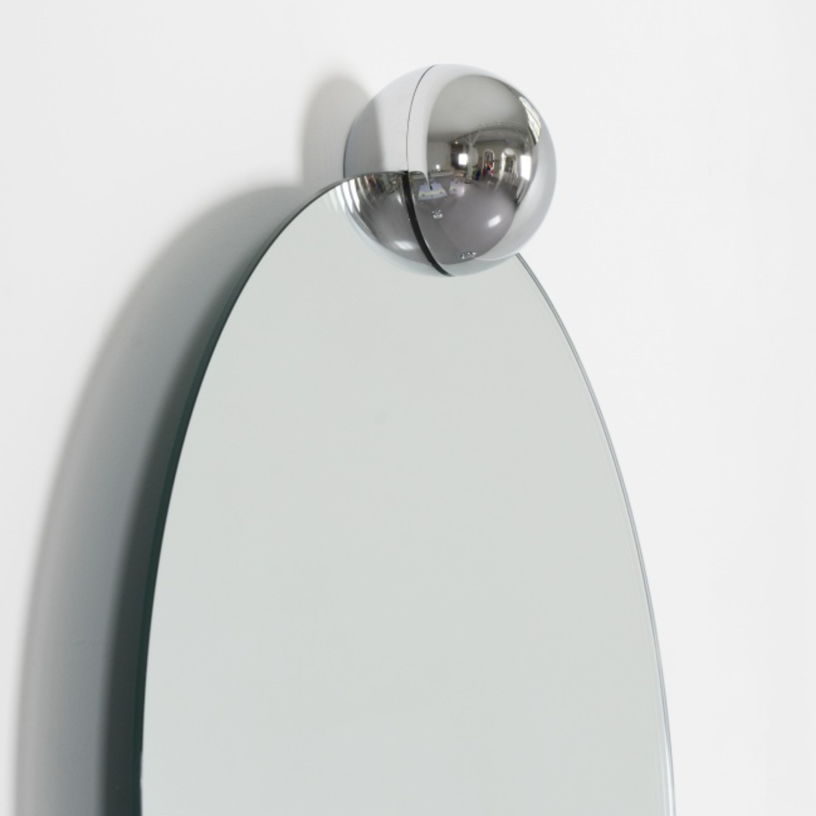 miroir-design-ovale-argente-71cm-sphera-solstice-moustache-4