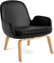 fauteuil-bas-avec-pieds-en-chene-et-assise-en-cuir-noir-era-normann-copenhagen-2-1