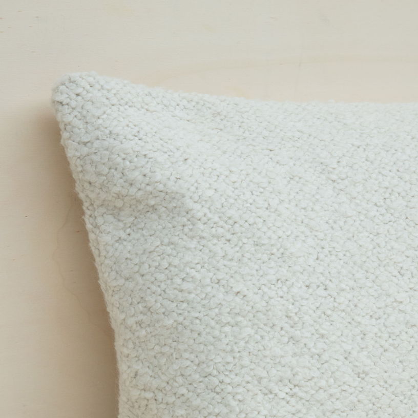 coussin-en-bouclette-creme-avec-garnissage-40x65cm-belize-gabrielle-paris-3