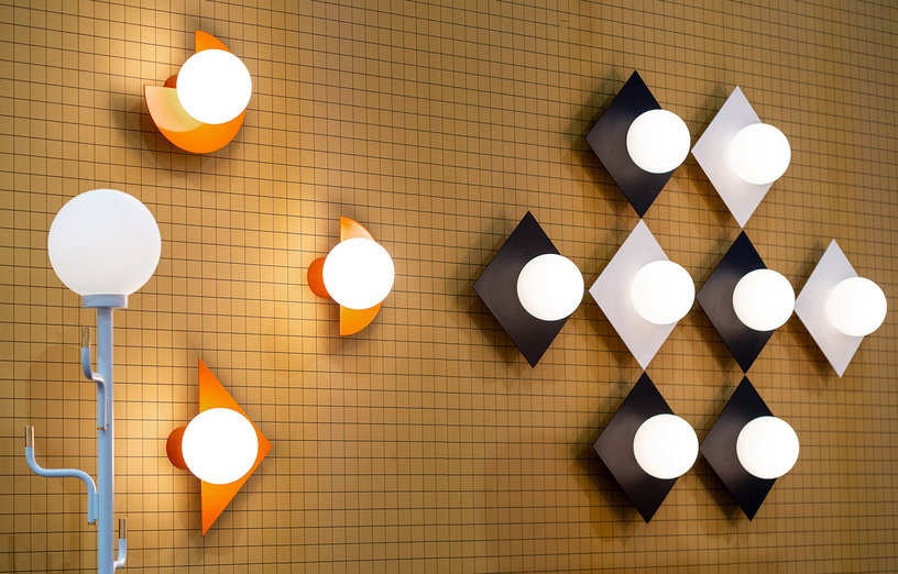 applique-murale-triangulaire-en-verre-opalin-et-acier-zesty-orange-28cm-candy-swedish-ninja-7