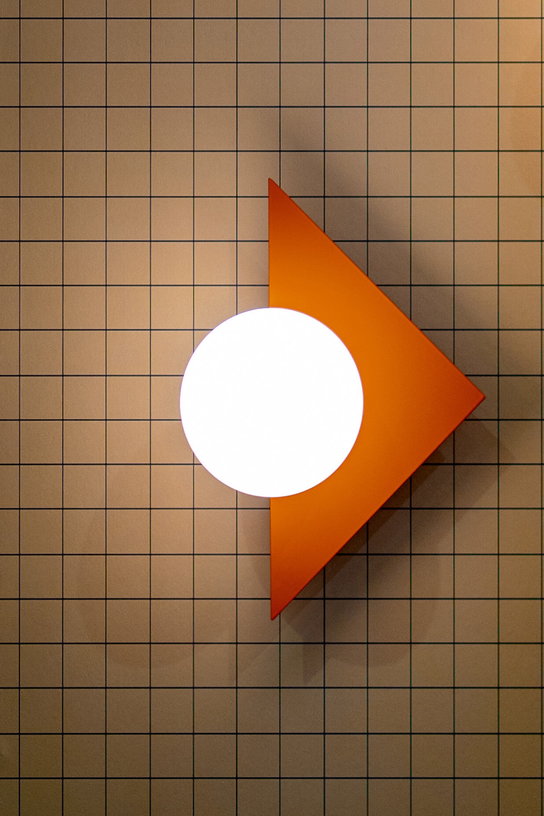 applique-murale-triangulaire-en-verre-opalin-et-acier-zesty-orange-28cm-candy-swedish-ninja-4