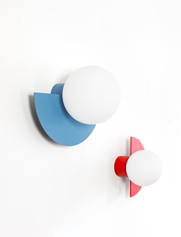 applique-murale-en-verre-opalin-et-acier-scandi-blue-37x30cm-circle-180-l-swedish-ninja-3