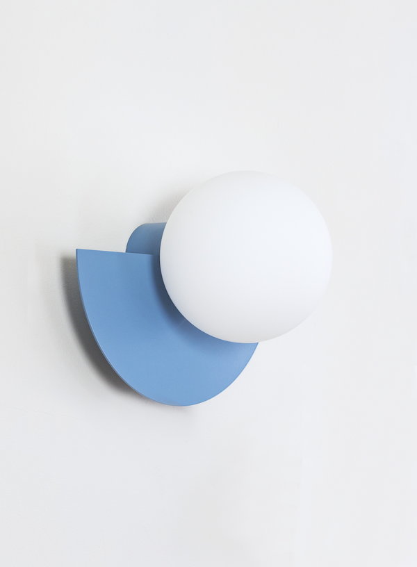 applique-murale-en-verre-opalin-et-acier-scandi-blue-37x30cm-circle-180-l-swedish-ninja-2