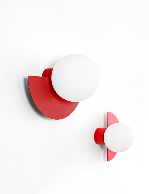applique-murale-en-verre-opalin-et-acier-strawberry-red-37x30cm-circle-180-l-swedish-ninja-2