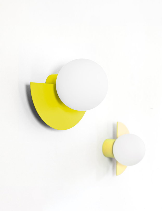 applique-murale-en-verre-opalin-et-acier-sunshine-yellow-37x30cm-circle-180-l-swedish-ninja-2