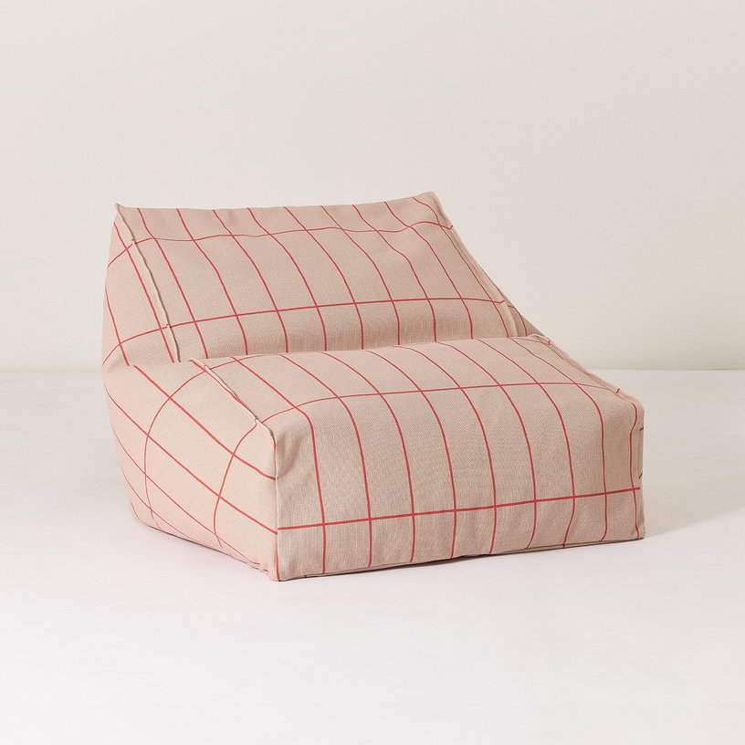 pouf-fauteuil-en-coton-bio-a-carreaux-rose-et-rouge-74x40x60cm-vibes-nobodinoz-1