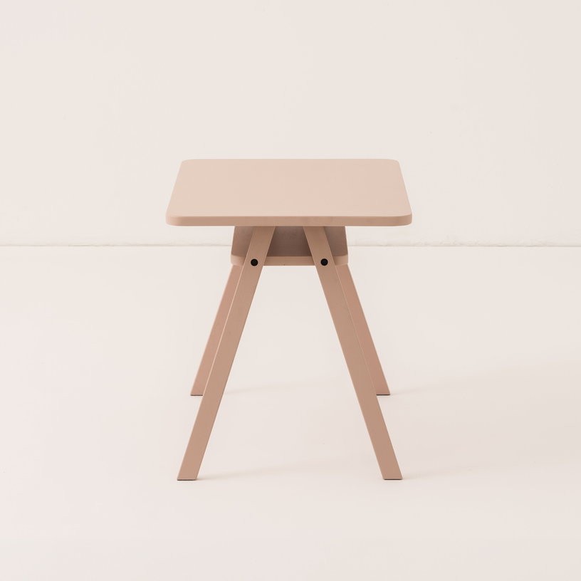 ensemble-bureau-enfant-avec-2-chaises-en-bois-de-hetre-massif-rose-blush-growing-green-nobodinoz-5