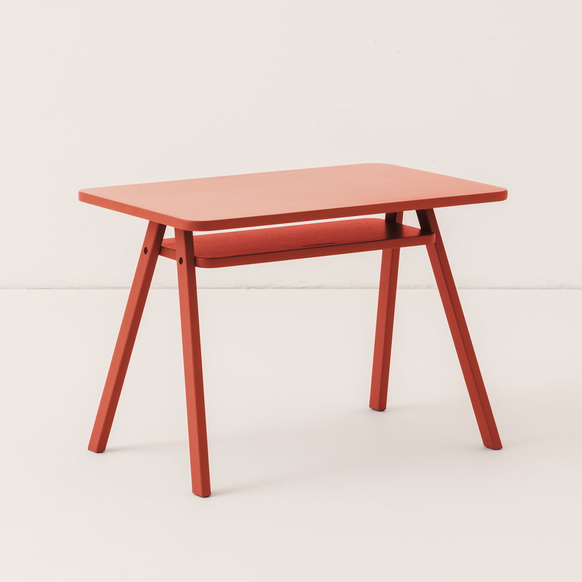 ensemble-bureau-enfant-avec-2-chaises-en-bois-de-hetre-massif-rouge-growing-green-nobodinoz-2
