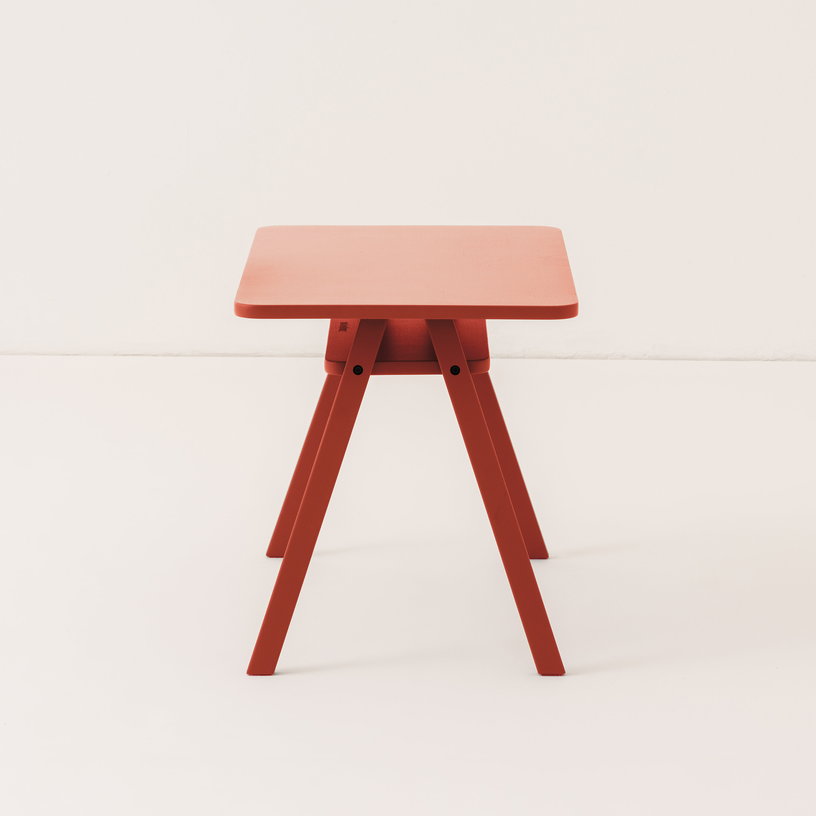 ensemble-bureau-enfant-avec-2-chaises-en-bois-de-hetre-massif-rouge-growing-green-nobodinoz-5