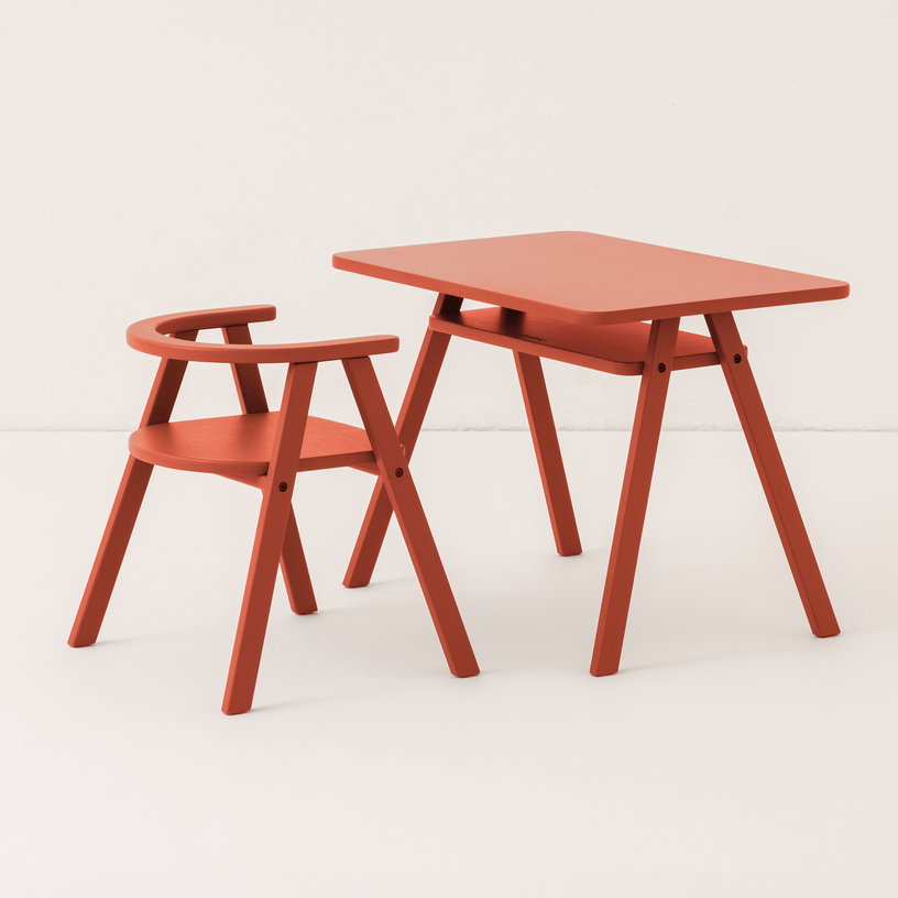 chaise-pour-enfant-en-bois-de-hetre-massif-colore-rouge-growing-green-nobodinoz-5