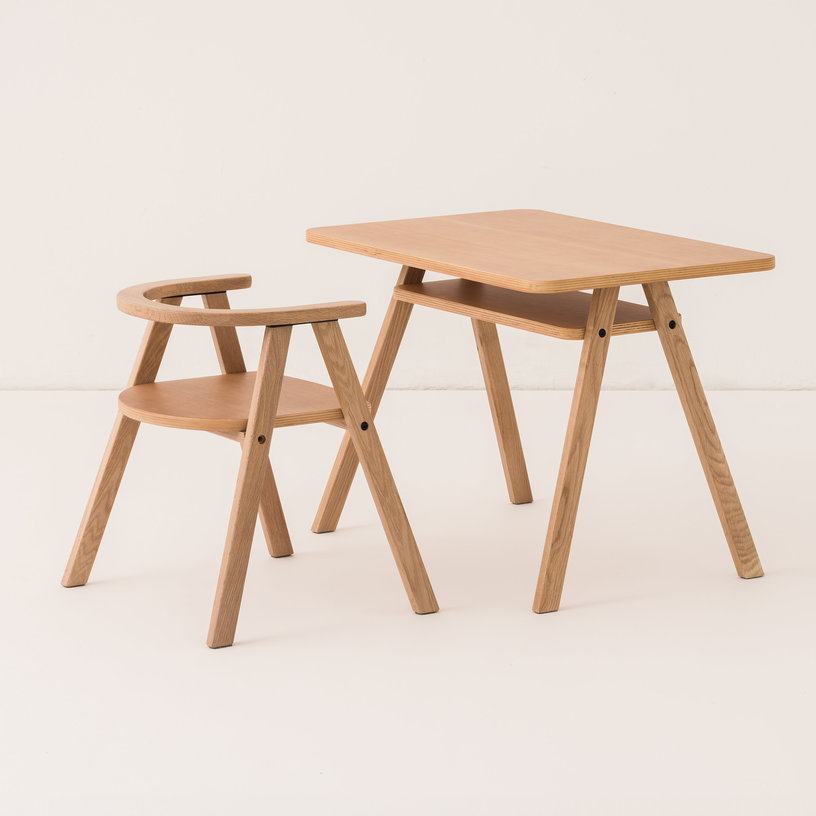 ensemble-bureau-enfant-avec-1-chaise-en-chene-massif-naturel-growing-green-nobodinoz-1