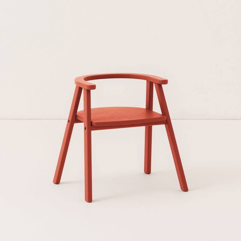 chaise-pour-enfant-en-bois-de-hetre-massif-colore-rouge-growing-green-nobodinoz-1