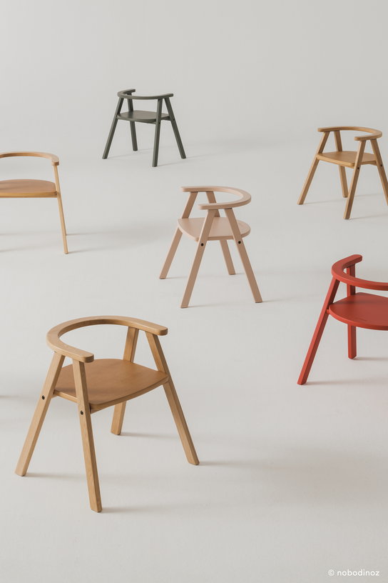 ensemble-bureau-enfant-avec-2-chaises-en-chene-massif-growing-green-nobodinoz-9