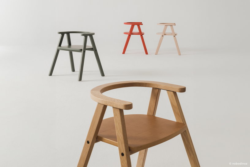 chaise-pour-enfant-en-bois-de-hetre-massif-colore-rouge-growing-green-nobodinoz-12
