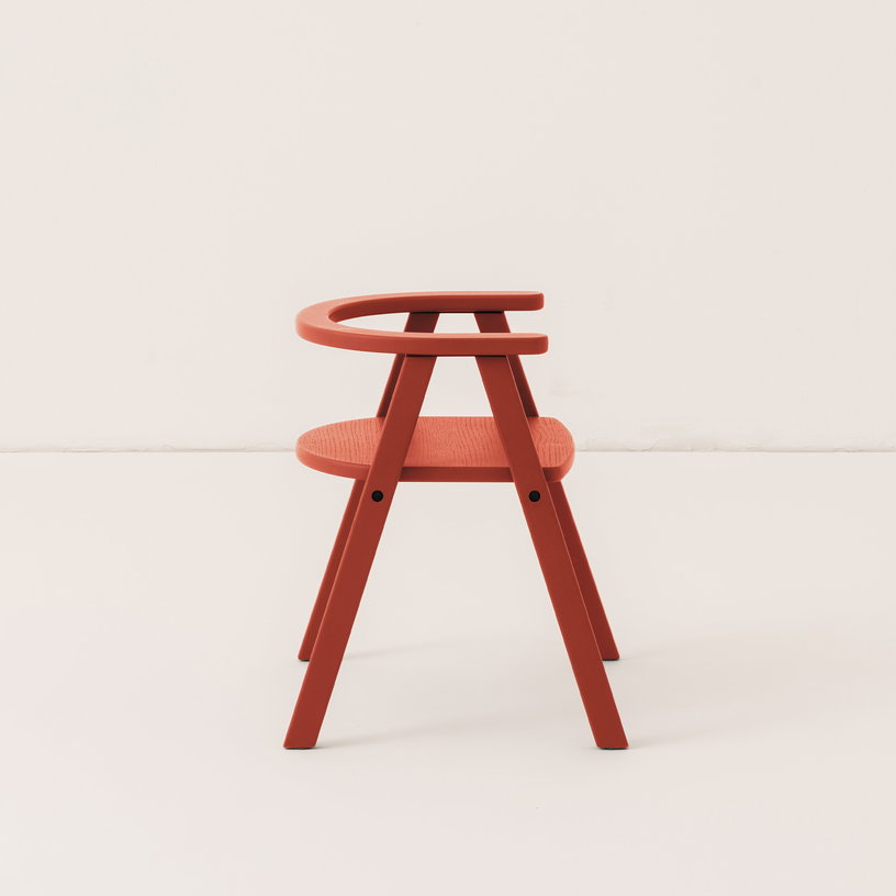 chaise-pour-enfant-en-bois-de-hetre-massif-colore-rouge-growing-green-nobodinoz-3