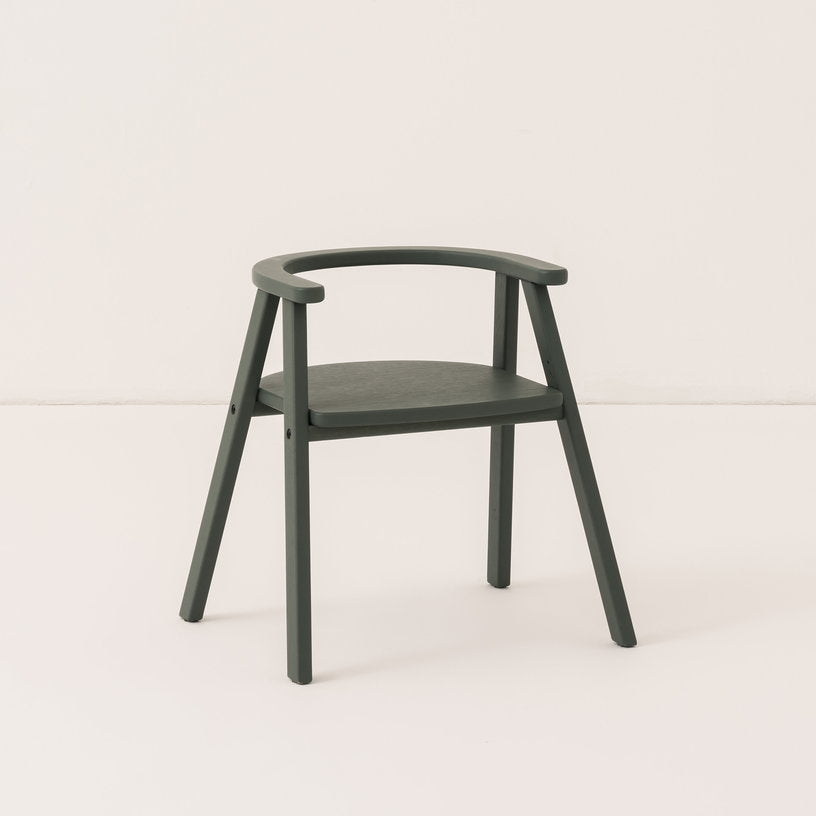chaise-pour-enfant-en-bois-de-hetre-massif-colore-vert-profond-growing-green-nobodinoz-1