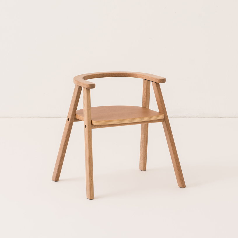 ensemble-bureau-enfant-avec-2-chaises-en-chene-massif-growing-green-nobodinoz-3