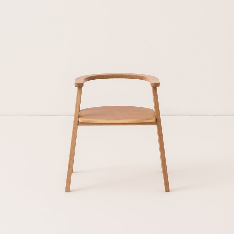 chaise-pour-enfant-en-chene-massif-naturel-growing-green-nobodinoz-2