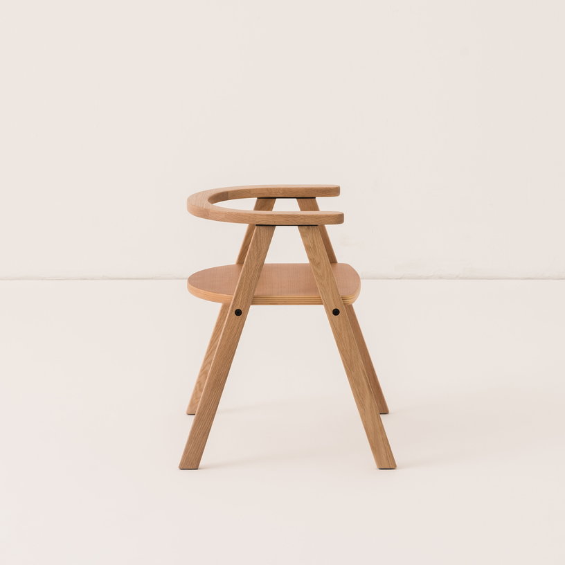chaise-pour-enfant-en-chene-massif-naturel-growing-green-nobodinoz-3