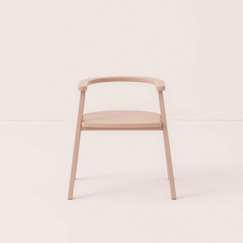 chaise-pour-enfant-en-bois-de-hetre-massif-colore-rose-blush-growing-green-nobodinoz-2
