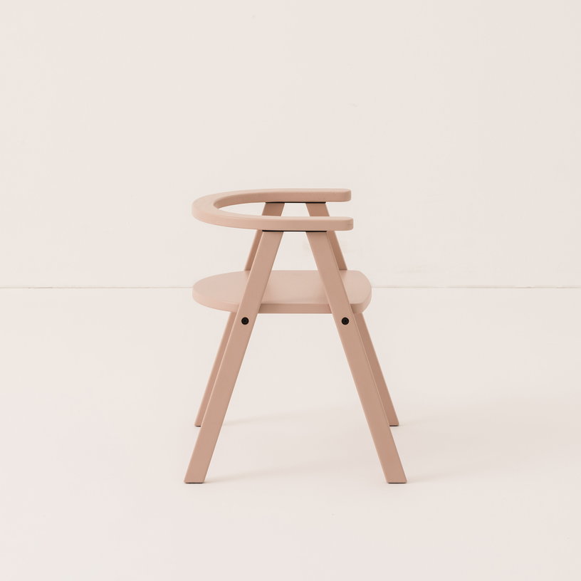 chaise-pour-enfant-en-bois-de-hetre-massif-colore-rose-blush-growing-green-nobodinoz-3