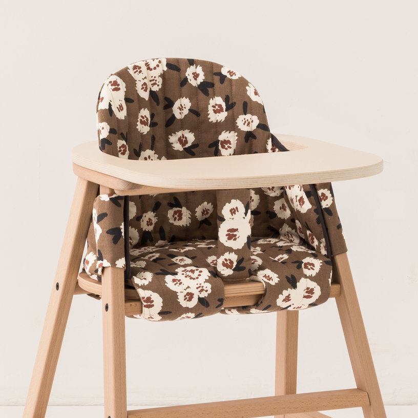 chaise-evolutive-avec-plateau-en-hetre-et-coussin-en-coton-bio-camelia-growing-green-nobodinoz-2