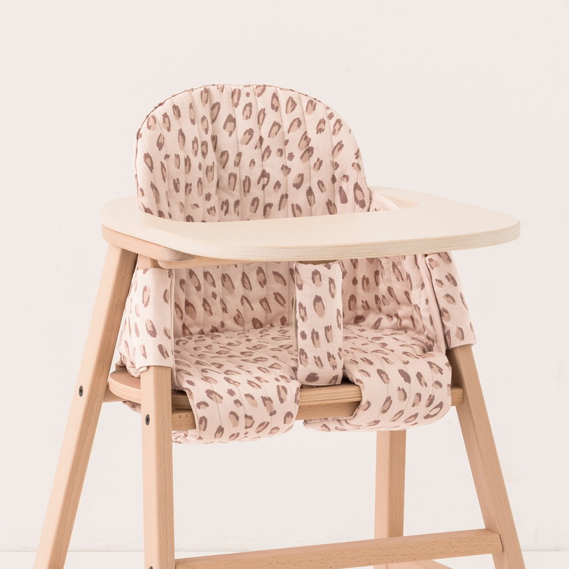 chaise-evolutive-avec-plateau-en-hetre-et-coussin-en-coton-bio-latte-growing-green-nobodinoz-2