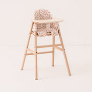 chaise-evolutive-avec-plateau-en-hetre-et-coussin-en-coton-bio-latte-growing-green-nobodinoz-1
