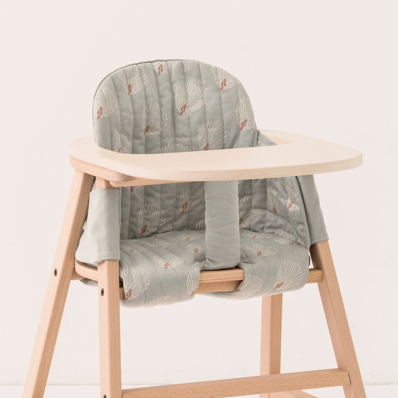 chaise-evolutive-avec-plateau-en-hetre-et-coussin-en-coton-bio-blanc-vert-growing-green-nobodinoz-2