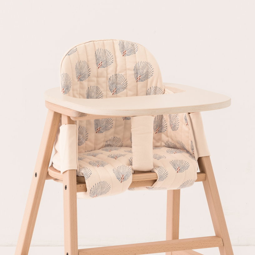 chaise-evolutive-avec-plateau-en-hetre-et-coussin-en-coton-bio-bleu-creme-growing-green-nobodinoz-2