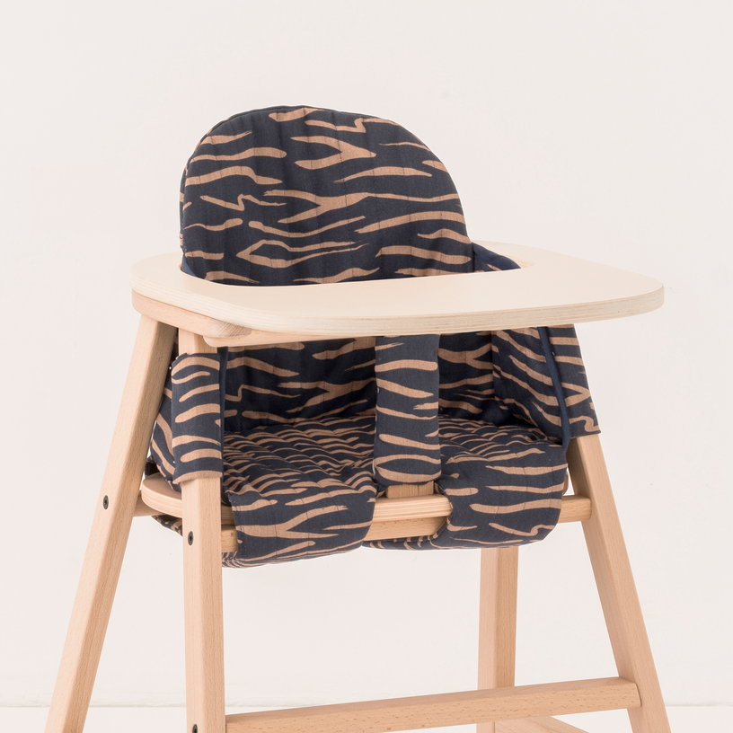chaise-evolutive-avec-plateau-en-hetre-et-coussin-en-coton-bio-bleu-waves-growing-green-nobodinoz-2